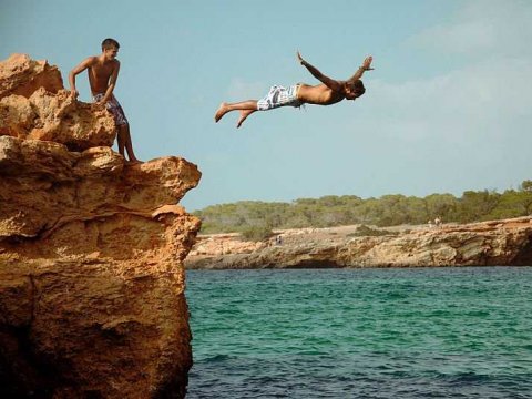 cliff-dive-diver