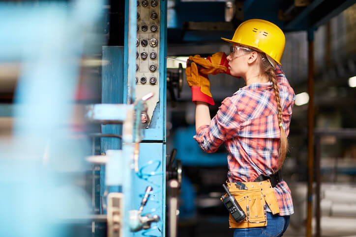 technician using power plant software to schedule preventive maintenance and assess equipment performance