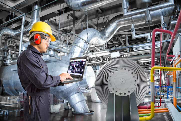 maintenance manager utilizing asset management software to optimize plant performance